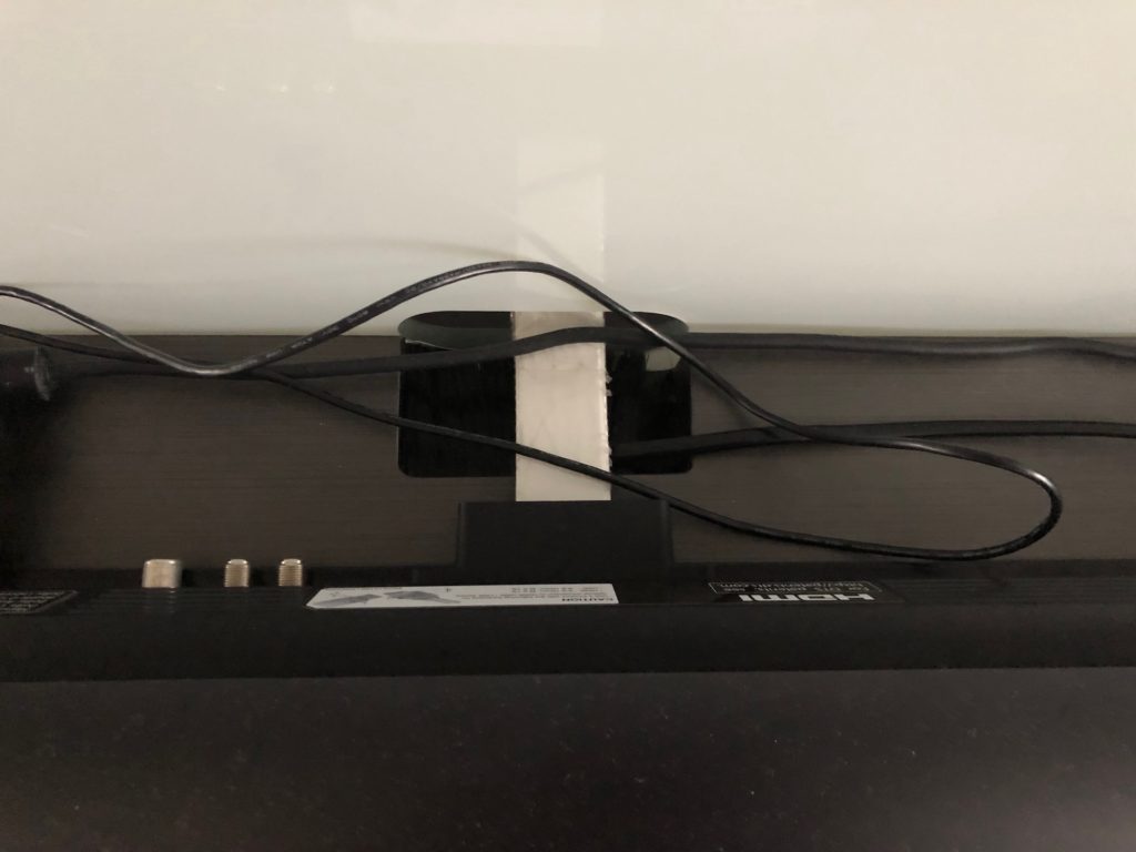 Le câble qui relie l&rsquo;écran de la W8 à la barre de son