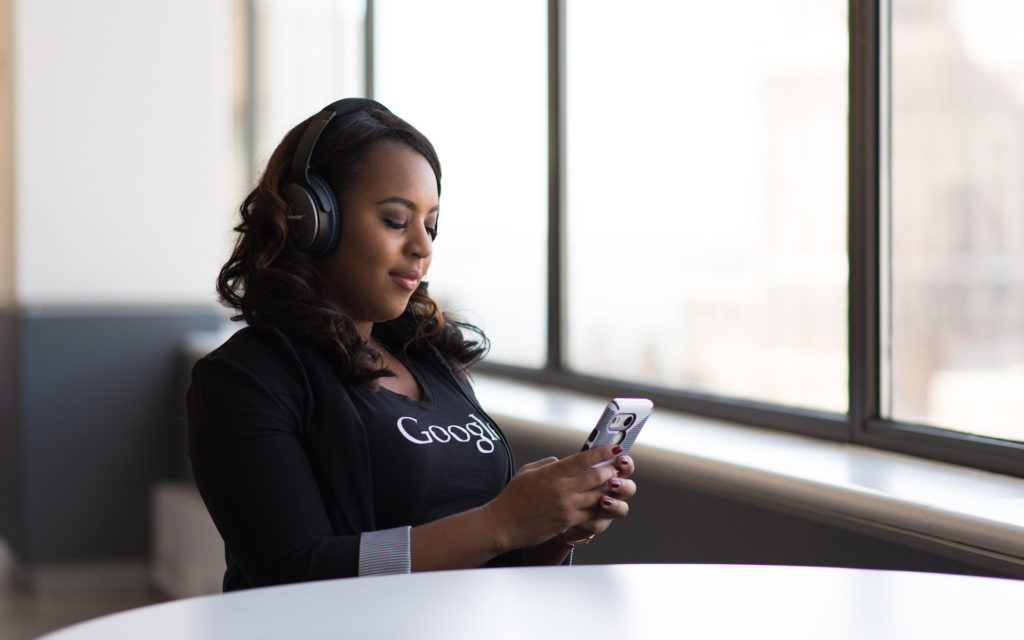 google femme employée ingenieure smartphone