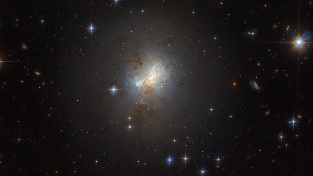 galaxie ESO 495-21 trou noir supermassif hubble espace astronomie