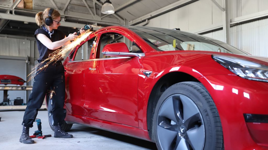 Elle en avait marre d’attendre le pick-up de Tesla : elle le construit à partir d’une Model 3