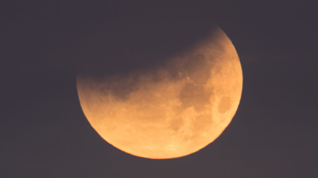 eclipse partielle lune espace ciel astronomie