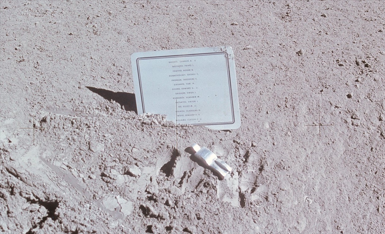 Fallen_Astronaut_plaque