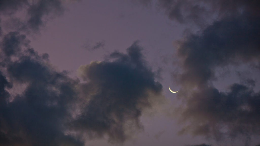 lune ciel nuages astronomie espace croissant