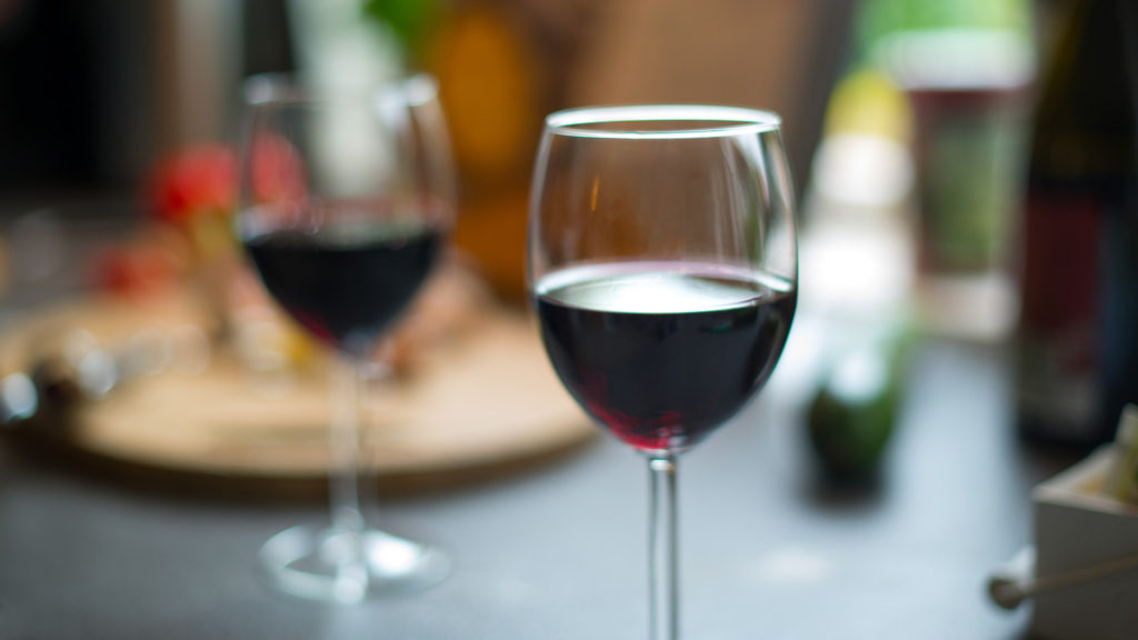 vin rouge table alcool verre