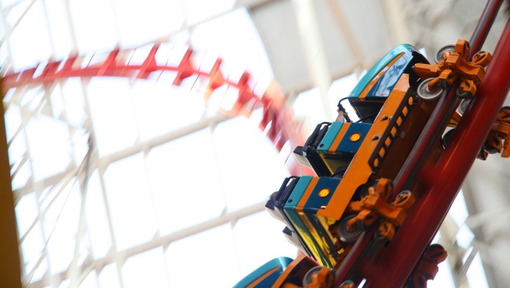 manège fête foraine grand huit montagnes russes roller coaster