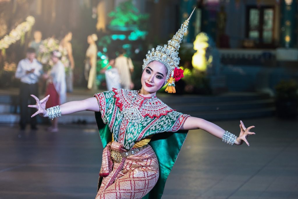 dancer-1807516_1920