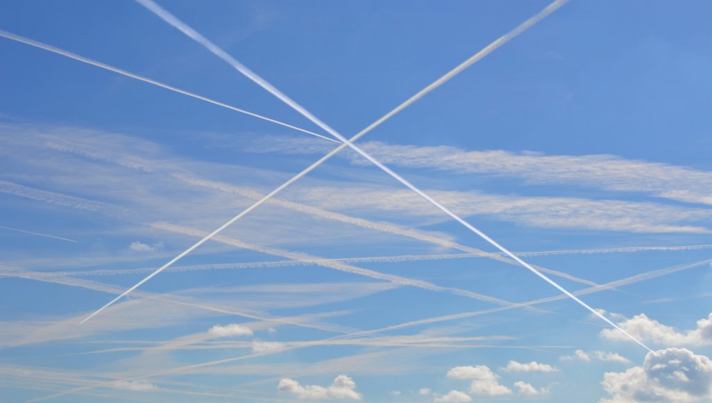 contrail-982978_1920