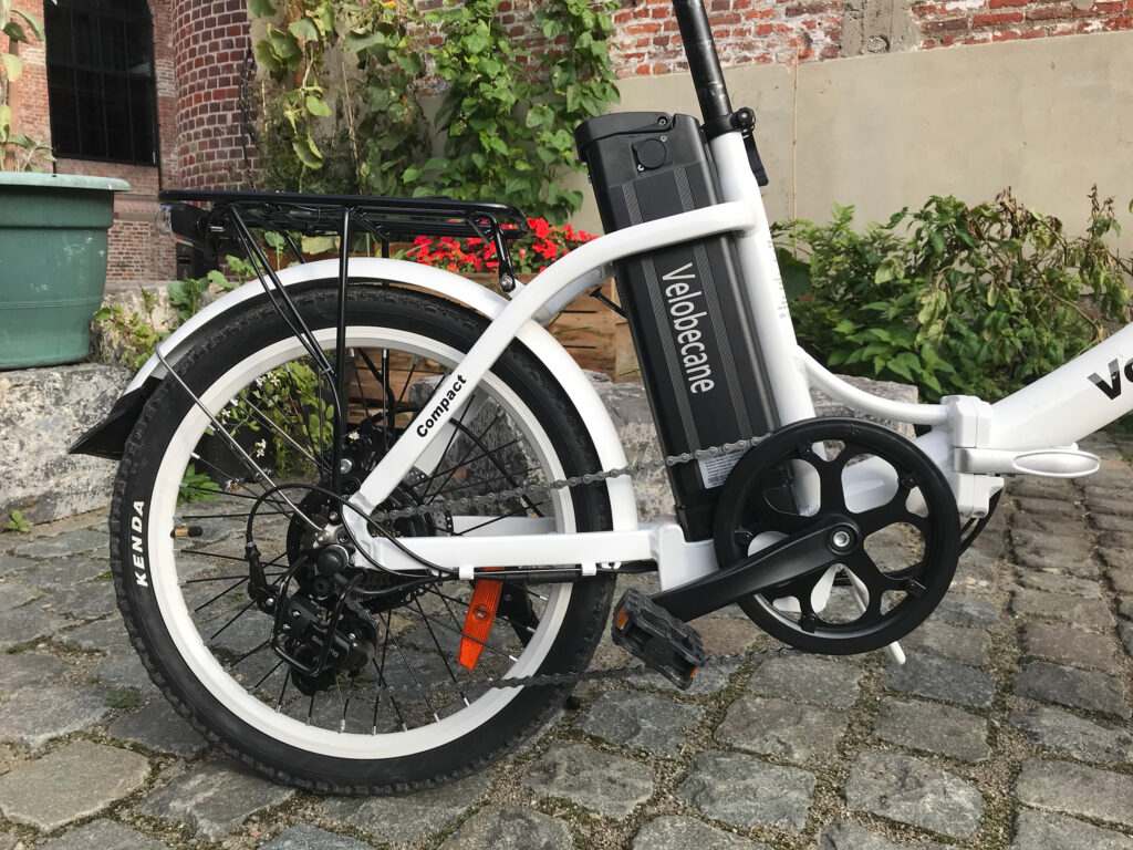 Test du Velobecane Compact : un vélo électrique pliant économique et efficace