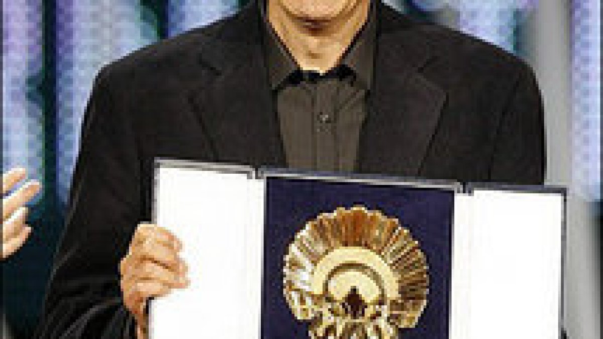 wayne_wang_wins_best_film_award_at_san_sebastian_festival_resize215.jpg