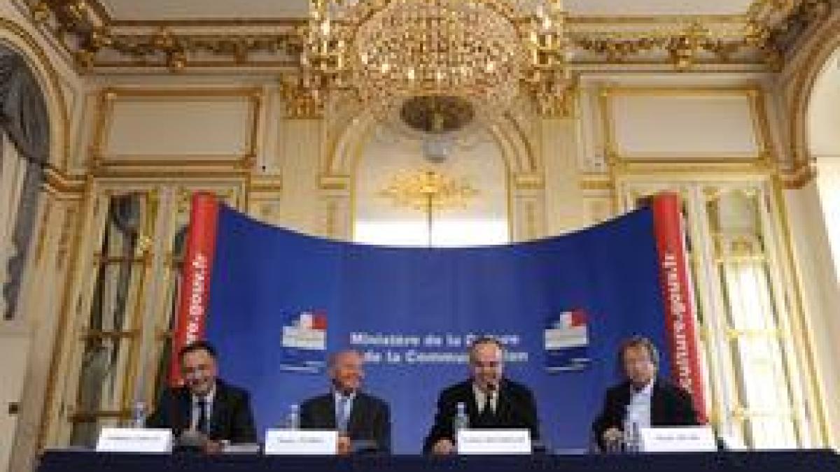 Legende-de-gauche-a-droite-Guillaume-Cerutti-Jacques-Toubon-Frederic-Mitterrand-Patrick-Zelnik-Credit-photo-Didier-Plowy-MCC_illustration_dossier.jpg