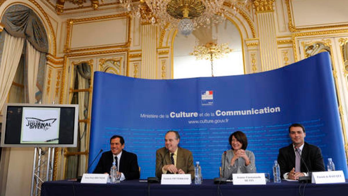 Frederic-Mitterrand-a-presente-l-Offre-d-abonnement-gracieux-a-la-presse-quotidienne-destinee-aux-jeunes-de-18-24-ans_galerie_image_full.jpg