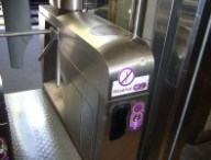 Contrairement aux portiques de certaines stations de métro, par exemple à Paris, ce système ne devrait pas avoir de barrière. // Source : Wikipédia