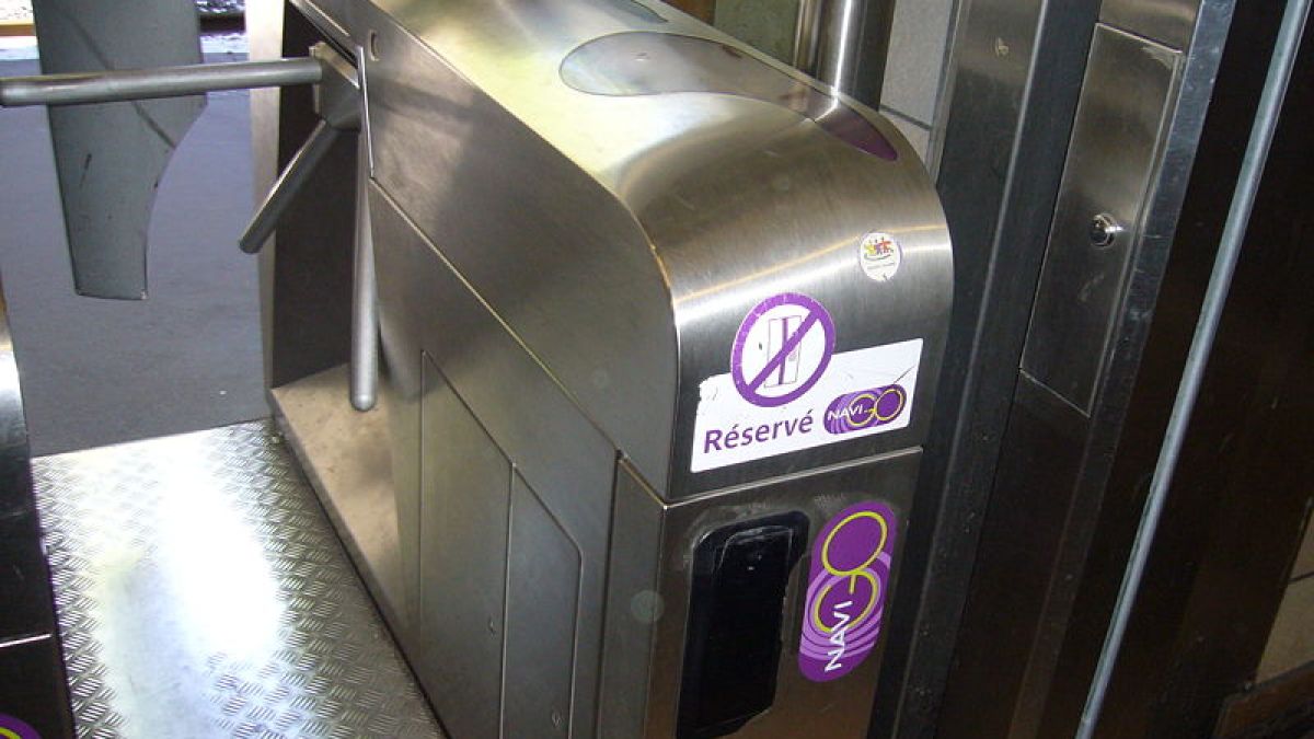 Contrairement aux portiques de certaines stations de métro, par exemple à Paris, ce système ne devrait pas avoir de barrière. // Source : Wikipédia