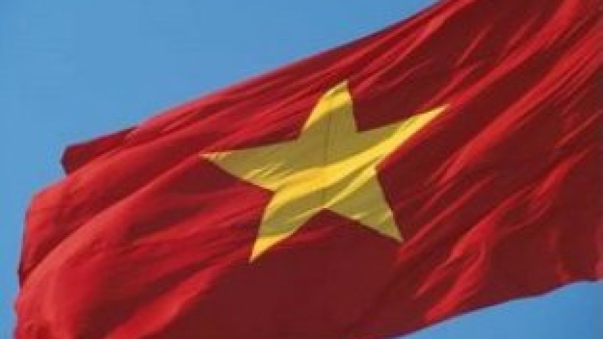 vietnam_flag_flowing.jpg