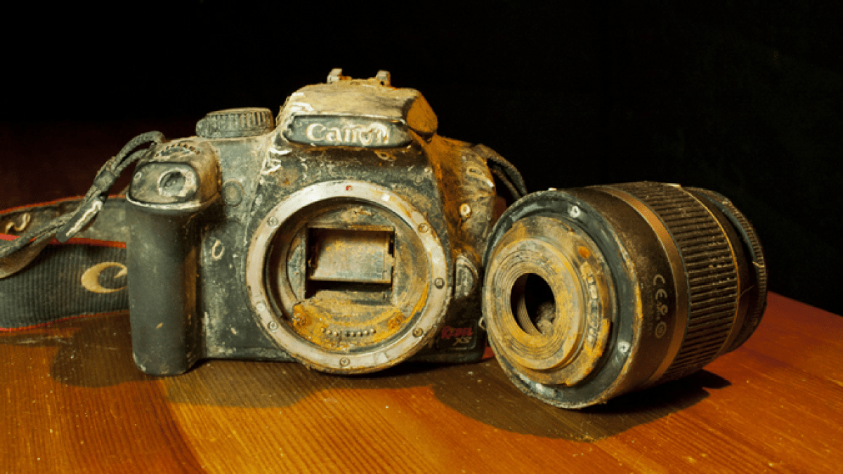 eos-1000d-corrosion.png