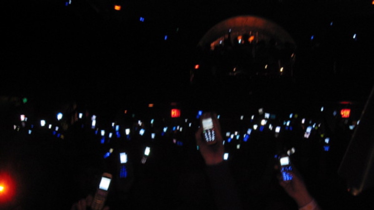 cellphonesconcert.jpg