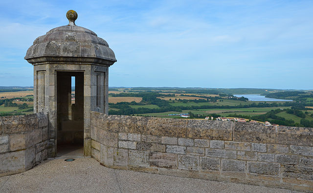 640px-2012_0057_remparts_de_langres.jpg