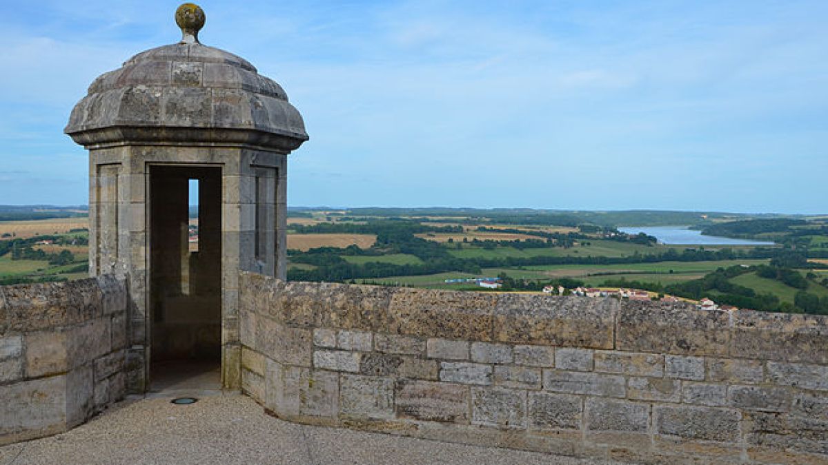 640px-2012_0057_remparts_de_langres.jpg