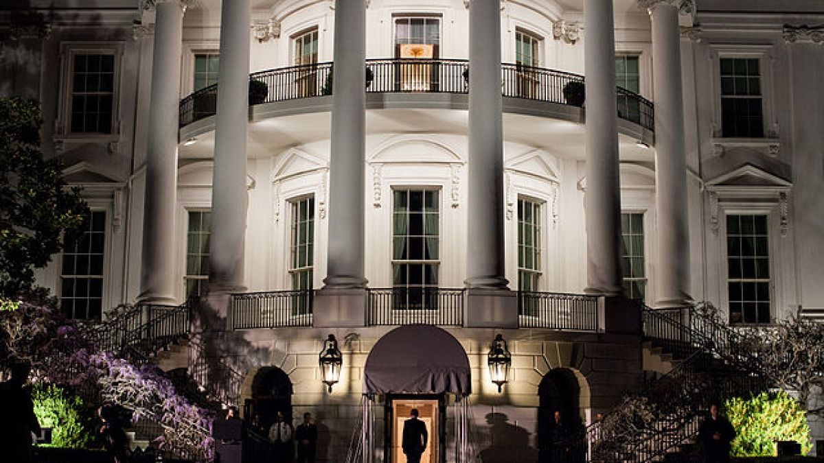 barack_obama_enters_the_white_house_march_2012.jpg