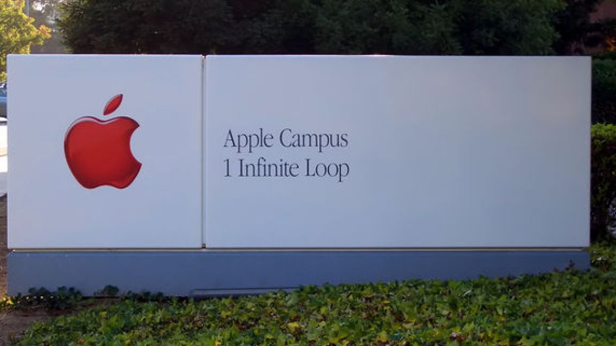 apple_headquarters_sign_byday.jpg