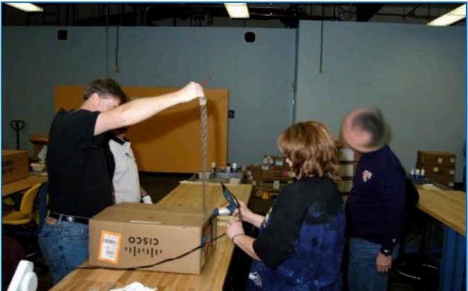 L'ouverture d'un paquet Cisco par la NSA. L'ouverture d'un paquet Cisco par la NSA.