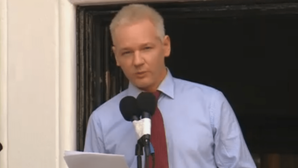 assange-balcon.png