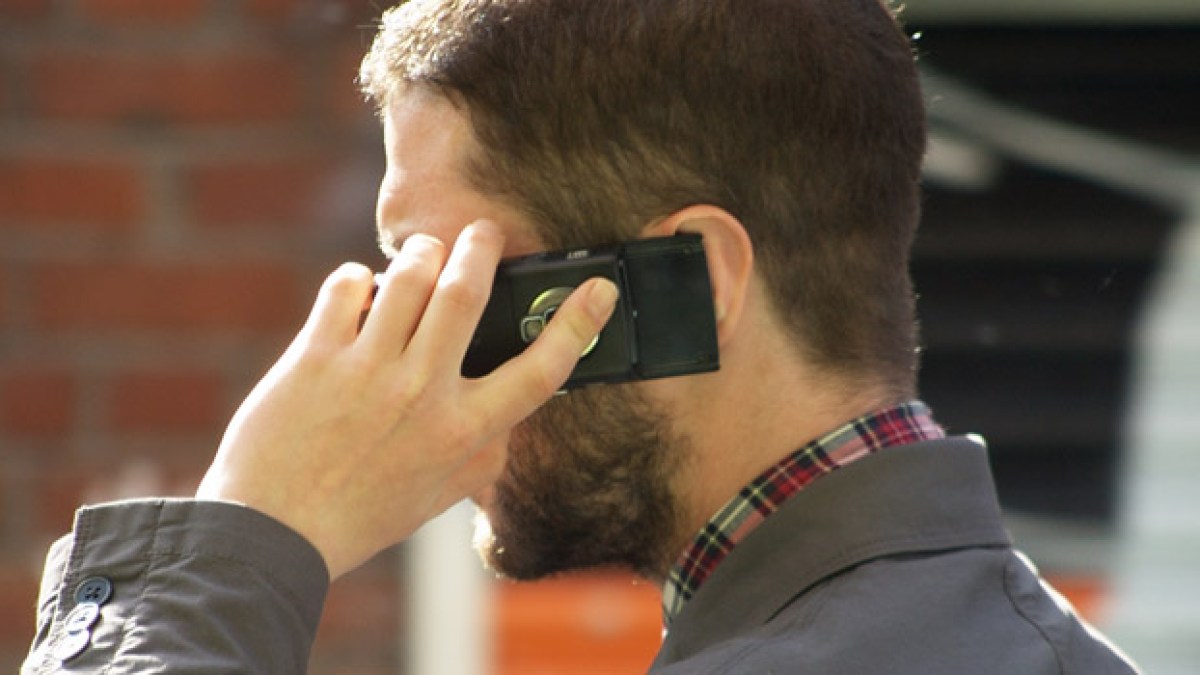 man_speaking_on_mobile_phone.jpg