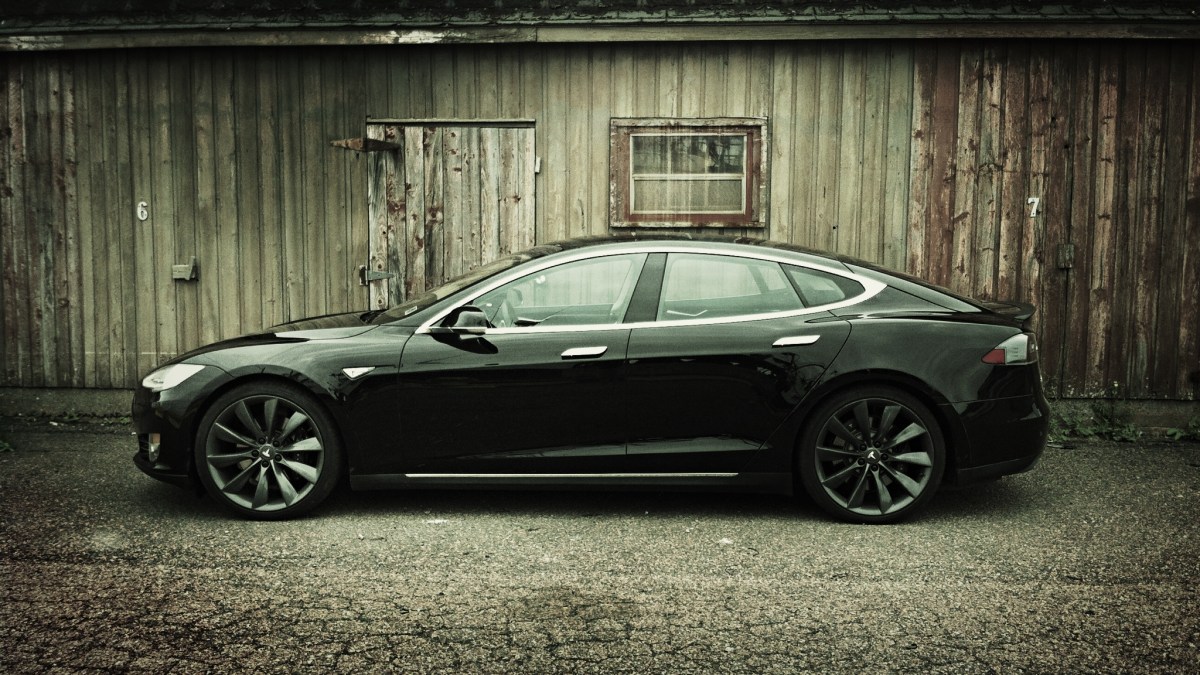 2013_Tesla-Model-S-P85-black