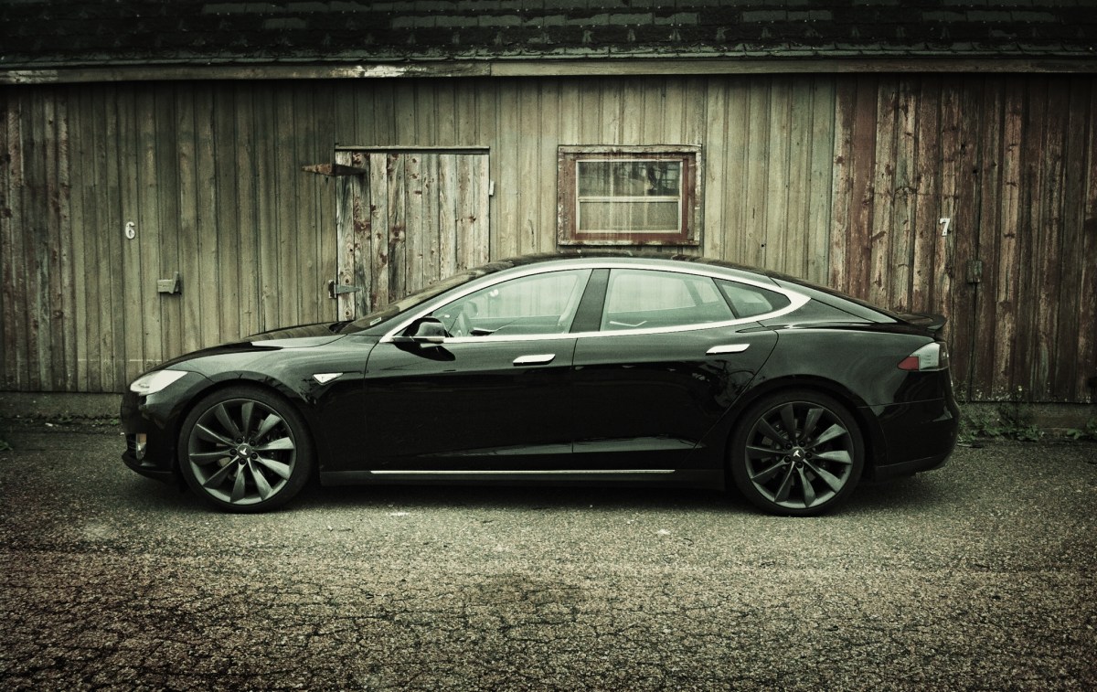 2013_Tesla-Model-S-P85-black