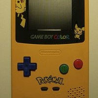 La Game Boy aux couleurs de Pikachu. Pika pika ! La Game Boy aux couleurs de Pikachu. Pika pika !