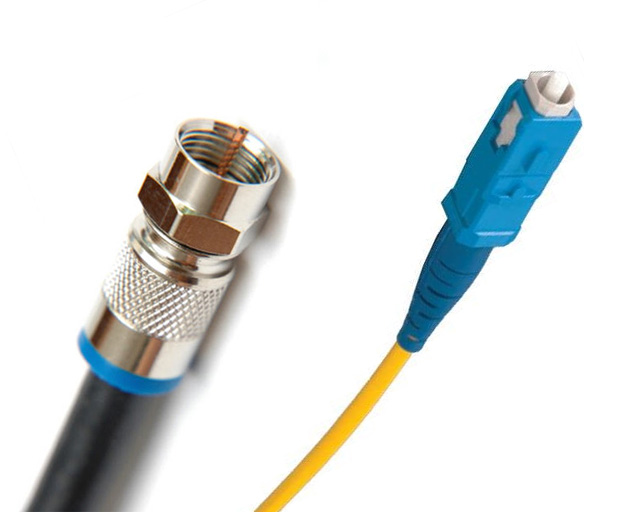 A gauche, un câble coaxial. A droite, une fibre optique.
