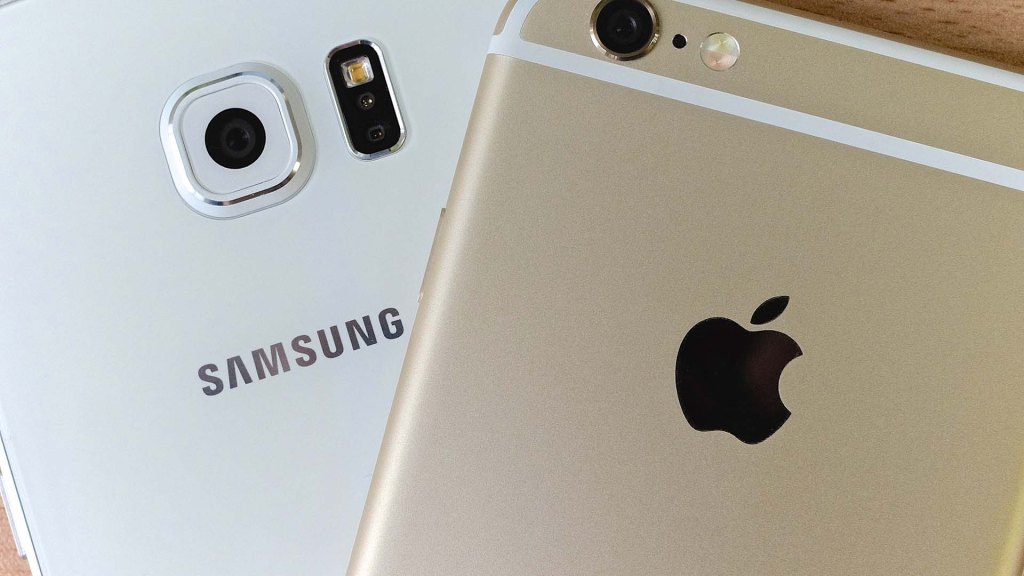 Un smartphone Samsung (à gauche) et un iPhone. // Source : Kārlis Dambrāns / Flickr