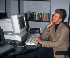David Bowie devant un ordinateur, dans les années 1990 David Bowie devant un ordinateur, dans les années 1990