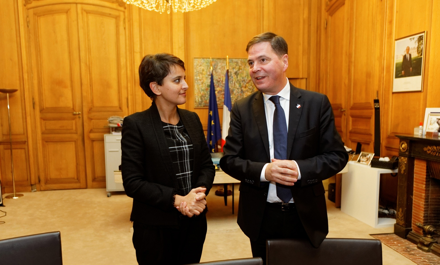 La ministe de l'éducation nationale Najat Vallaud-Belkacem, et le Président de Microsoft France, Alain Crozier.