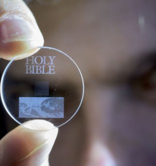 La bible gravé sur un stockage 5D // Source : University of Southampton