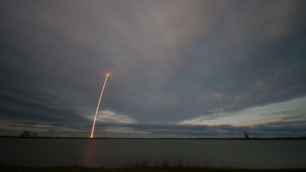 Longue exposition montrant la trace laissée par un décollage. // Source : SpaceX