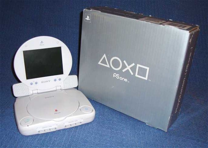 Pas sur que la PS4 Neo puisse être aussi mignonne que cette version de la PS One. Pas sur que la PS4 Neo puisse être aussi mignonne que cette version de la PS One.