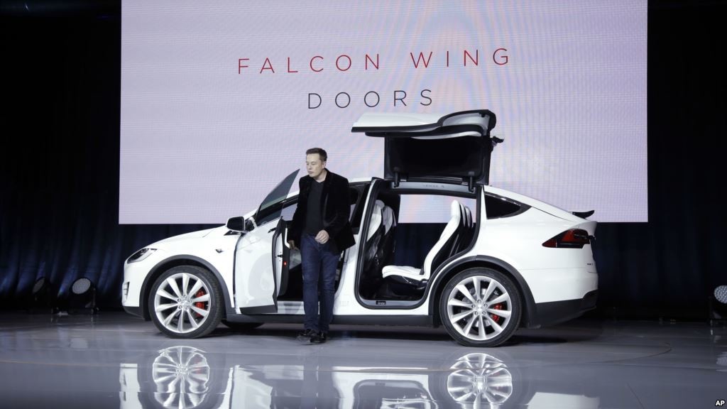 La Tesla X est le modèle haut de gamme de l'entreprise dirigée par Elon Musk.
