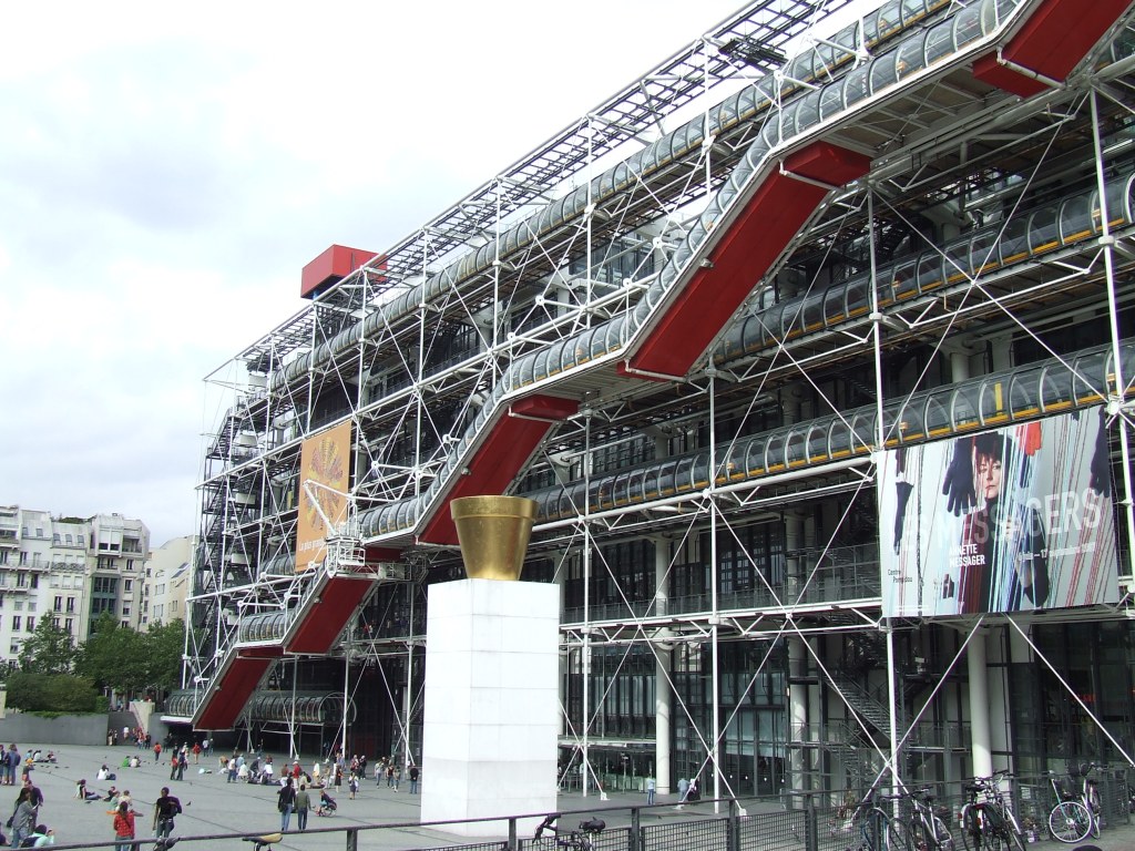 https://de.wikipedia.org/wiki/Datei:Centre_Georges-Pompidou_2007.jpg