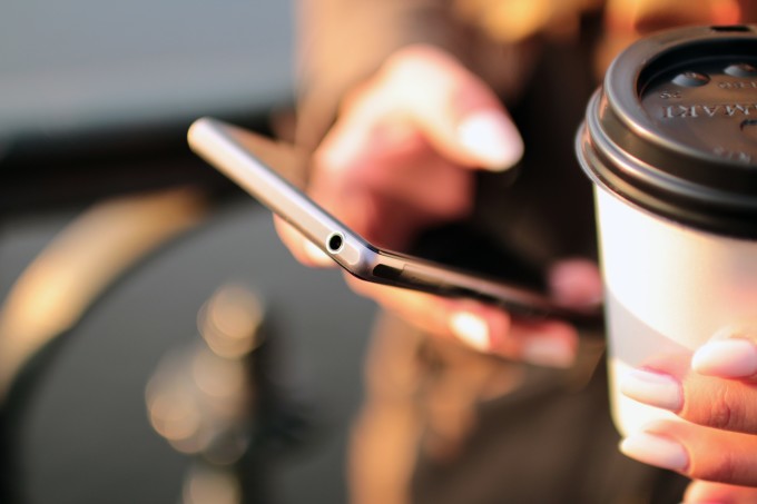 hands-coffee-smartphone-technology hands-coffee-smartphone-technology