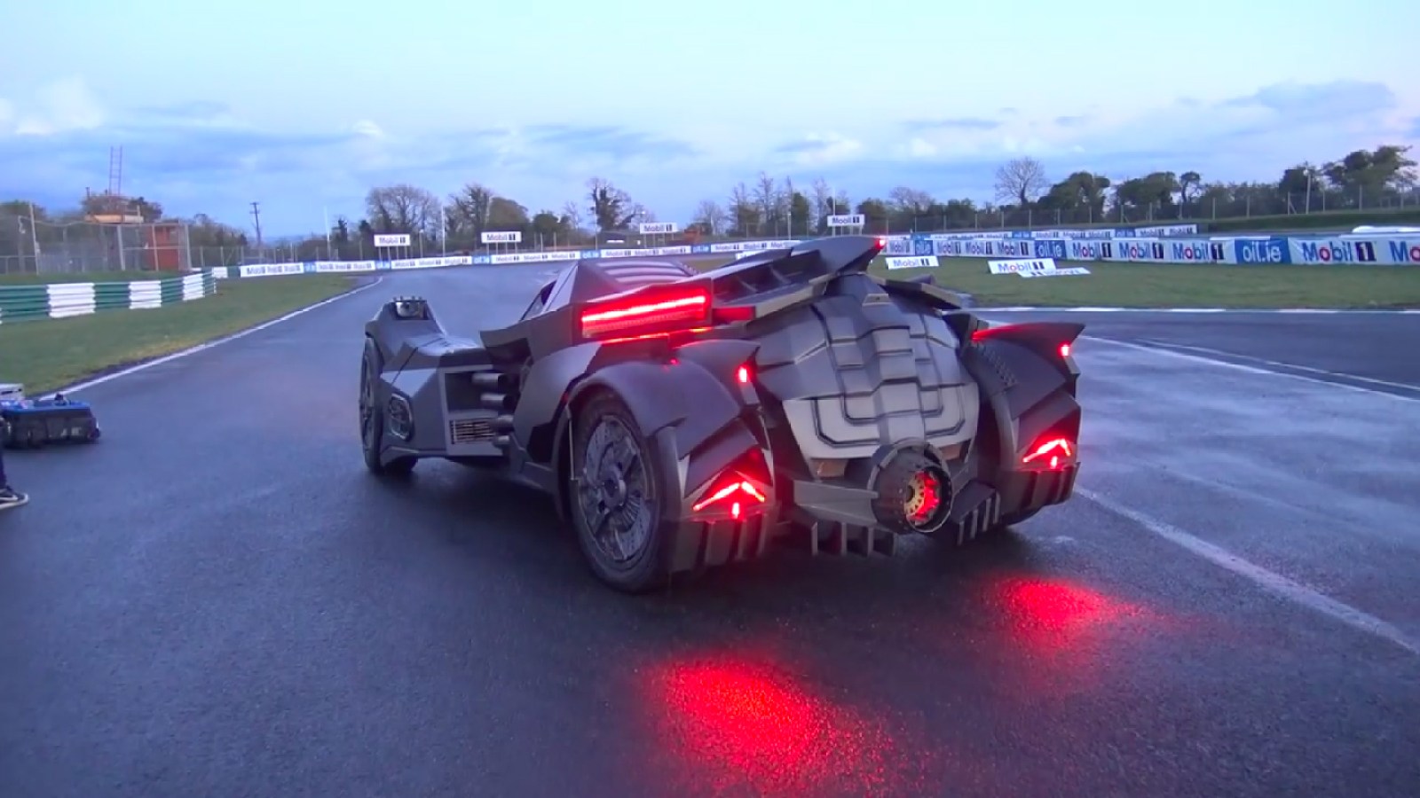 De riches ingénieurs ont créé une batmobile en fibre de carbone
