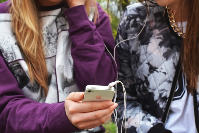 people-hand-iphone-smartphone people-hand-iphone-smartphone