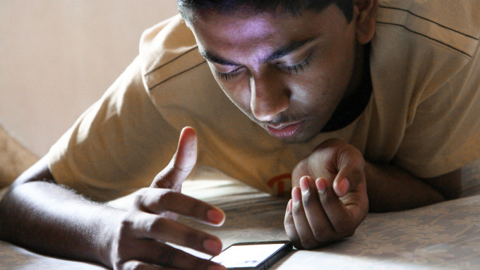 smartphone-teen smartphone-teen
