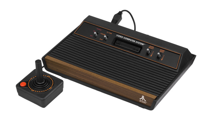 La console Atari 2600 fabriquée entre 1977 et 1992. La console Atari 2600 fabriquée entre 1977 et 1992.