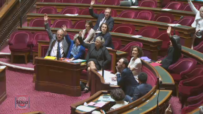 Le vote de la loi au Sénat.