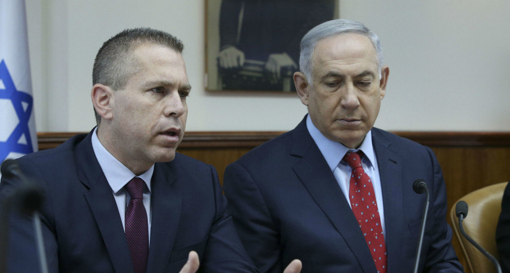 Le ministre israélien de la Sécurité, Gilad Erdan, et le premier ministre Benjamin Netanyahu Le ministre israélien de la Sécurité, Gilad Erdan, et le premier ministre Benjamin Netanyahu