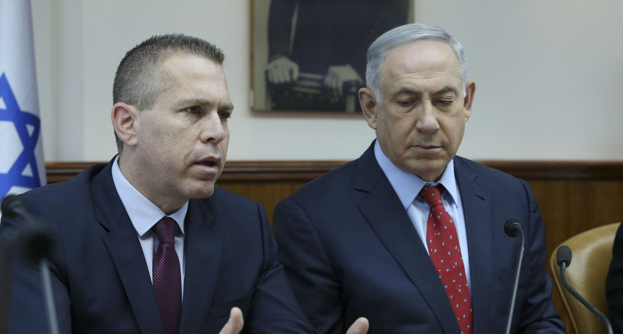 Le ministre israélien de la Sécurité, Gilad Erdan, et le premier ministre Benjamin Netanyahu