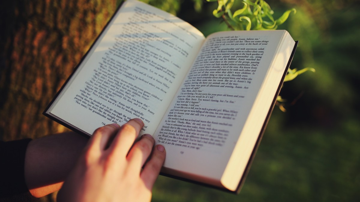 hands-hand-book-reading