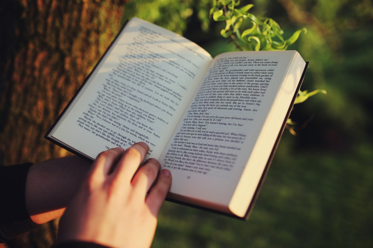 hands-hand-book-reading