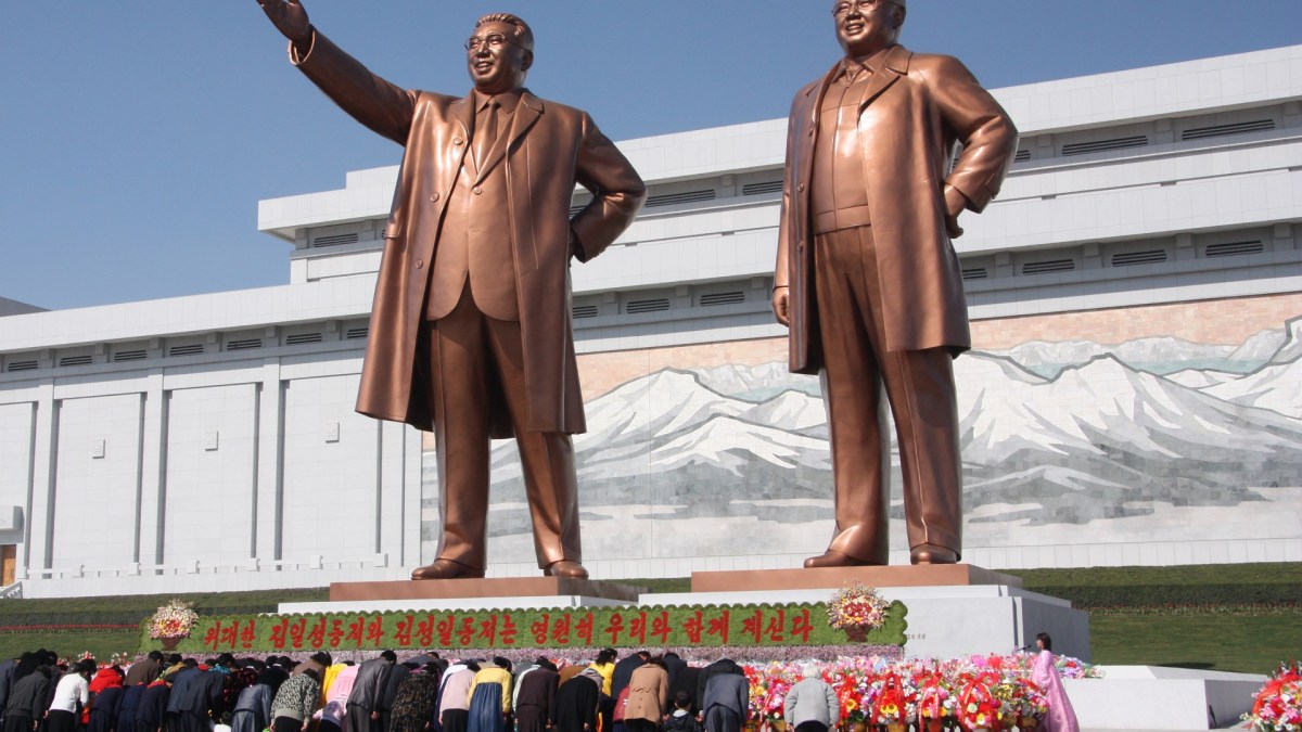 The_statues_of_Kim_Il_Sung_and_Kim_Jong_Il_on_Mansu_Hill_in_Pyongyang_(april_2012)